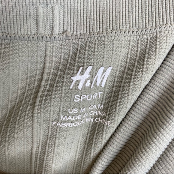 H&M Medium Green Ribbed Athletic Biker Workout Shorts - Picture 3 of 3